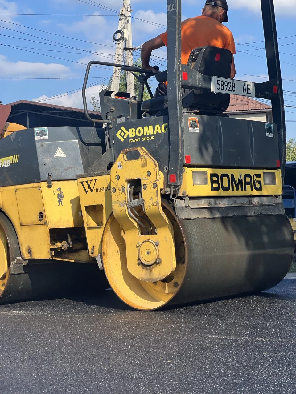 Підготовка основи та проливання бітумом